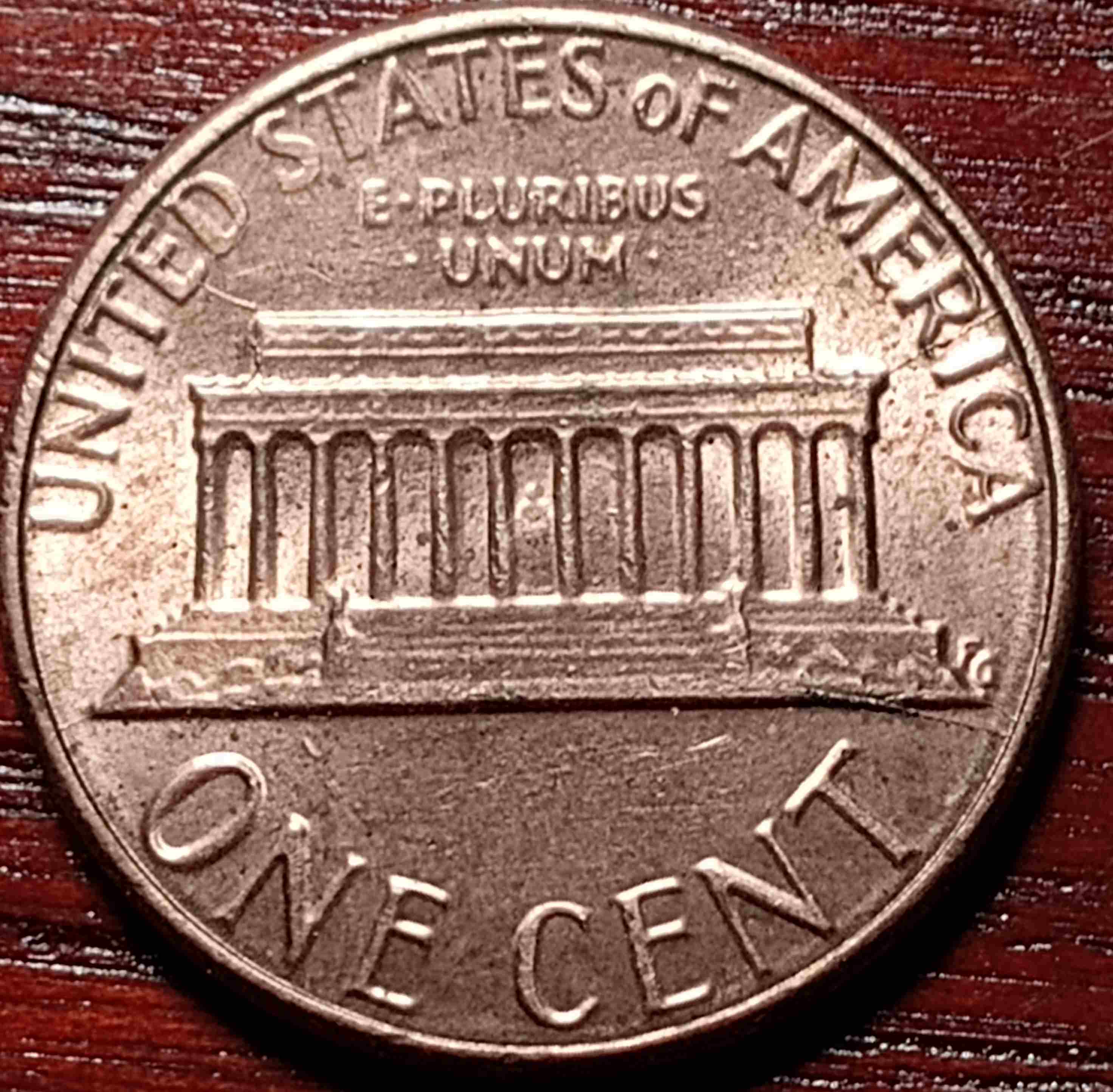 1983-P-Lincoln-Penny-With-4-Die--Cracks-Connecting-From-Rim-To-Building