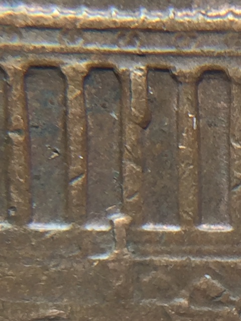 1970-D-Lincoln-Memorial-Cent,-Extra-Material-On-Column