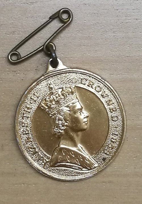 Extra-Dot-Right-In-Between-Elizabeth-II-Variety-On-Surface?check-It-Out