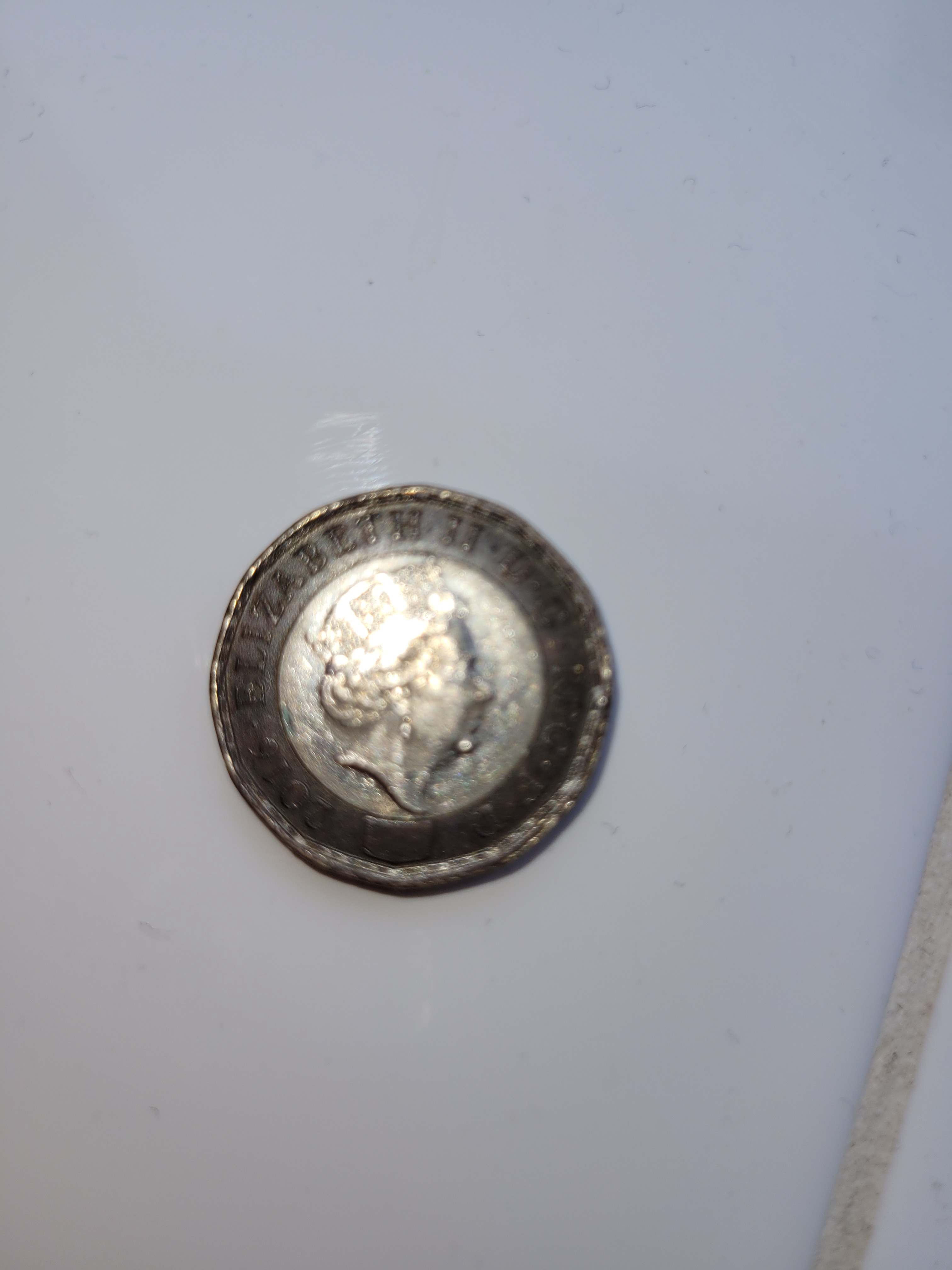 Bizarre-2016-One-Pound-Coin-Is-It-A-Fake?