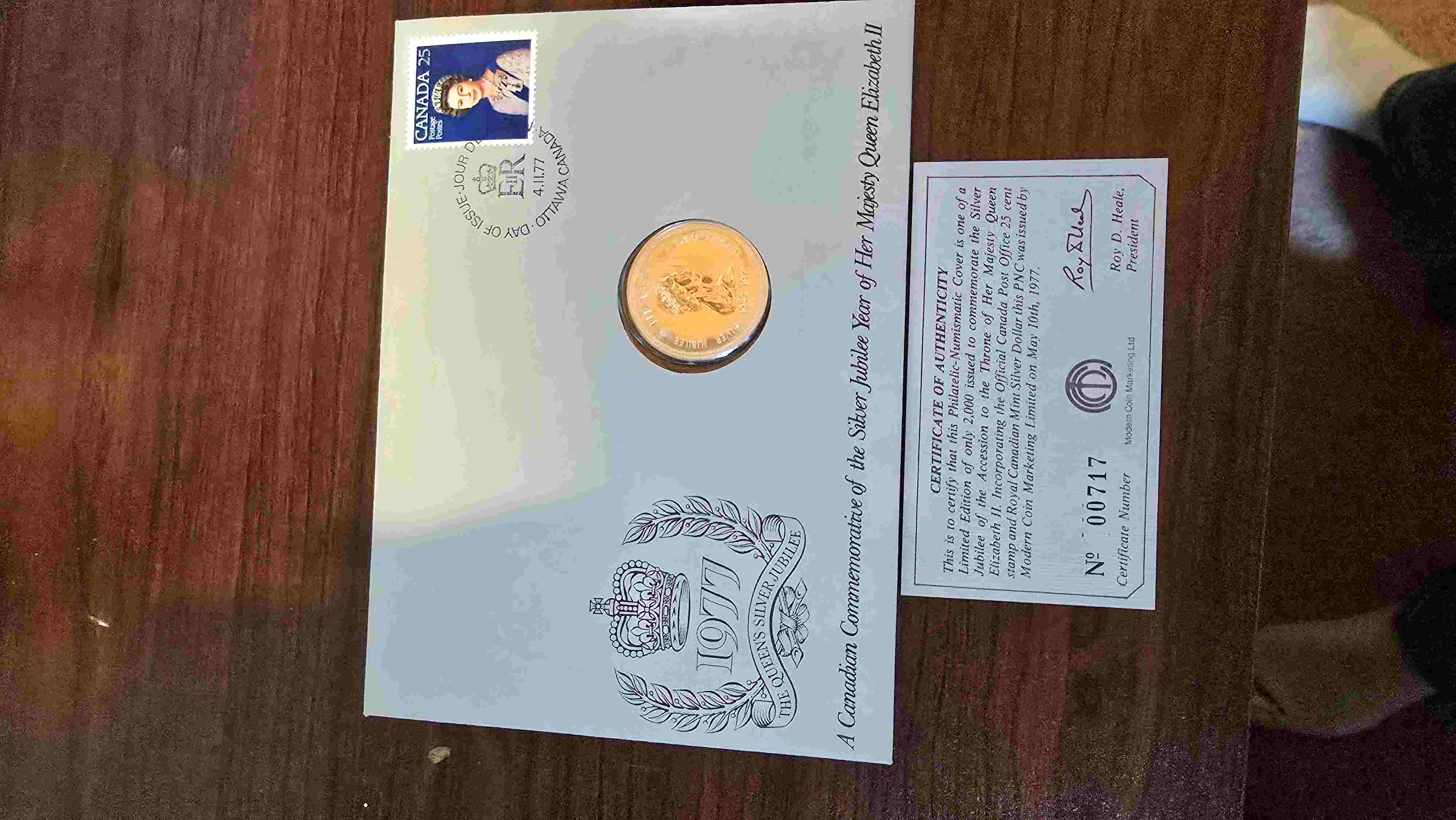 1977-Queen-Elizabeth-II-Silver-Jubilee-Medallions