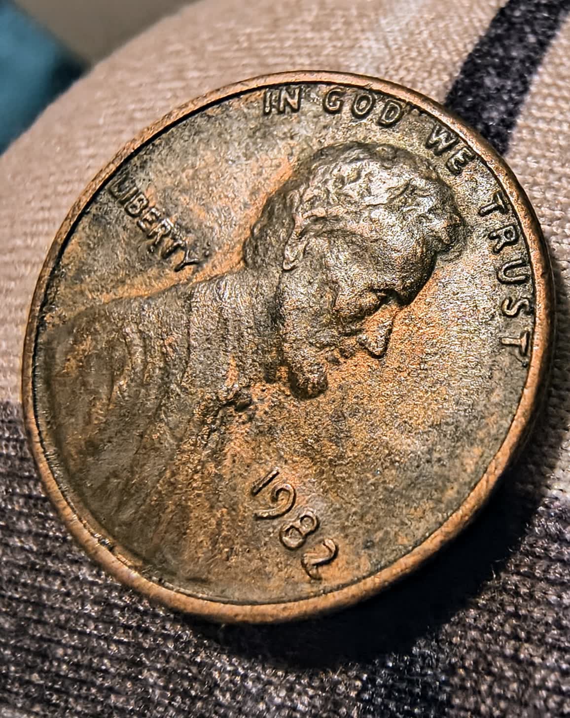 Please-Help,-Is-This-A-1982-P-Large-Date-Copper-Lincoln-Penny-With-A-Doubled-Ear-Variety?