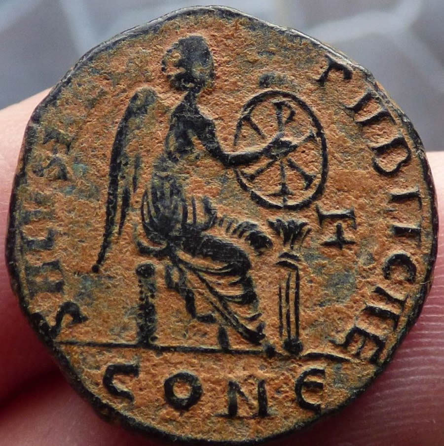 Strange-Or-Not-The-Inscription-On-One-Coin-The-P-Is-The-Wrong-Way-Round?