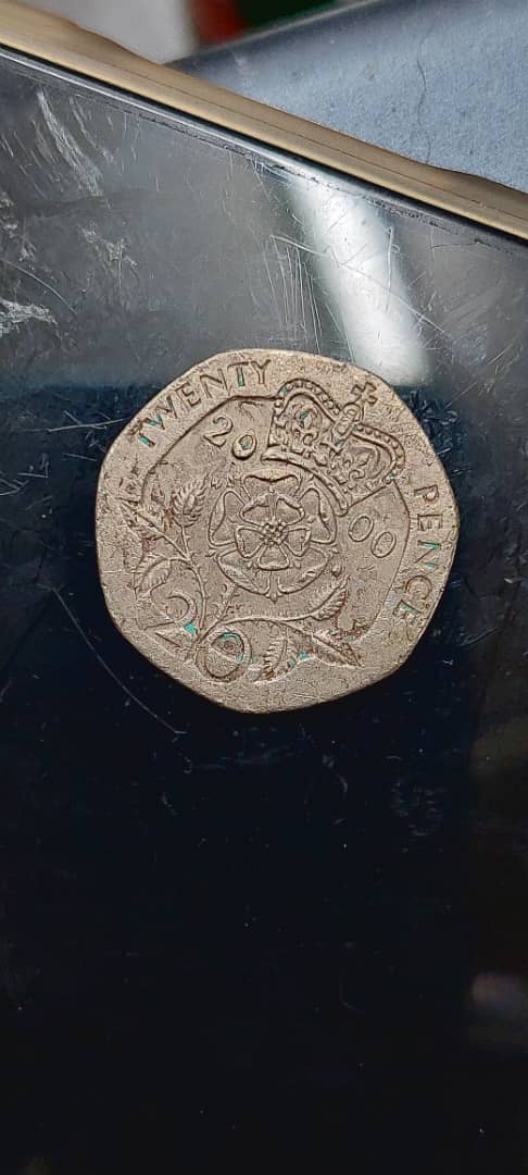 Is-These-Errors-Normal-On-A-20-P-2000-Great-Britain---Tudor-Rose-Coin?