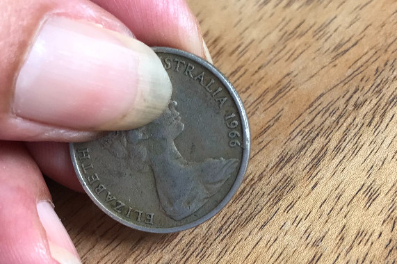 Split-In-Collar-On-Australian-1966-10-Cent-Coin?