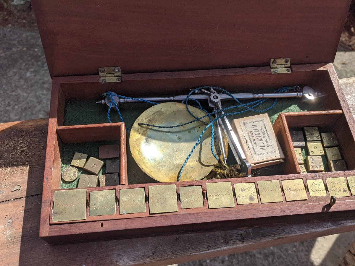 Old-Banker's-Scale-With-Weights-For-Doubloon-And-Other-Denominations
