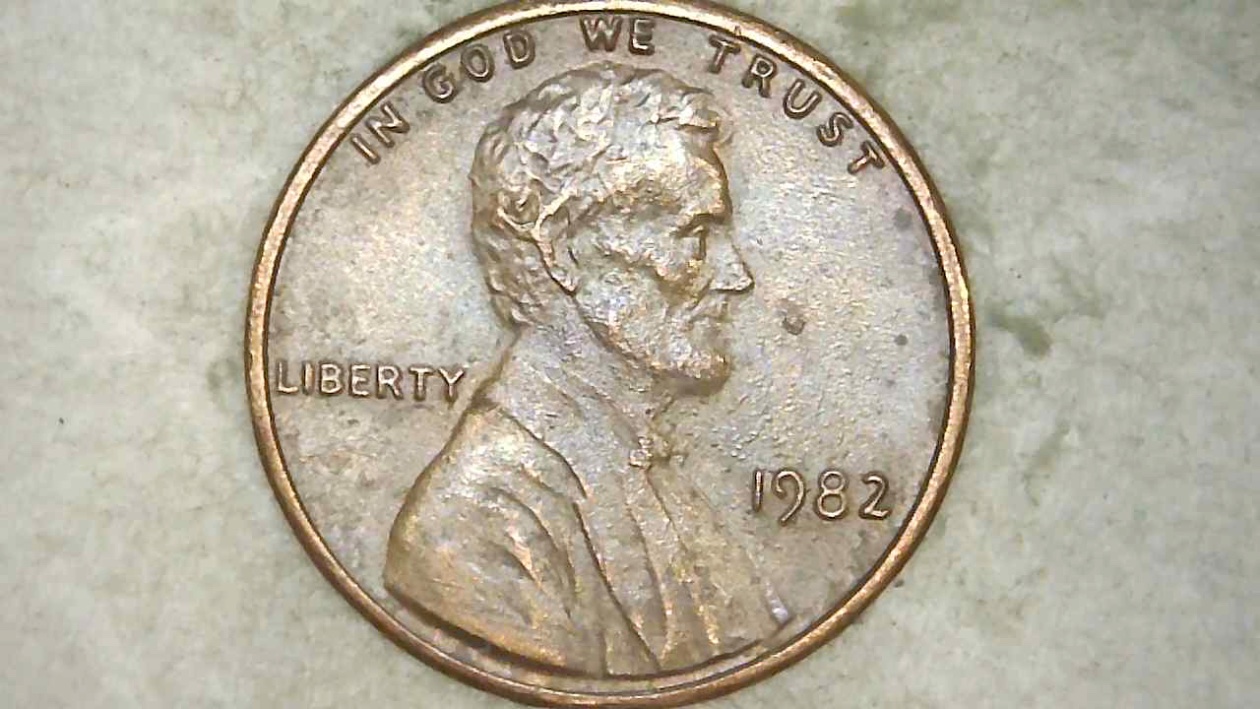 1982-LMC-Strange-Raised-Circles-On-Obverse