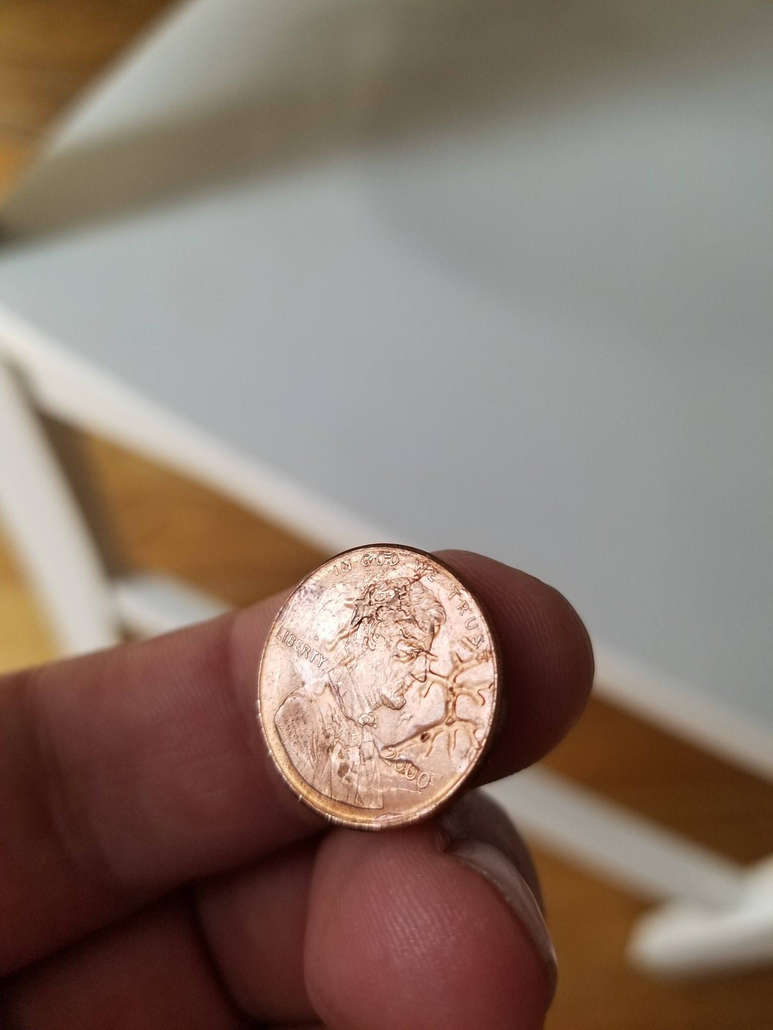 Weird-Penny-Markings-2000-Blank-Mint-Mark-Like-An-Antler-Or-Lightning?