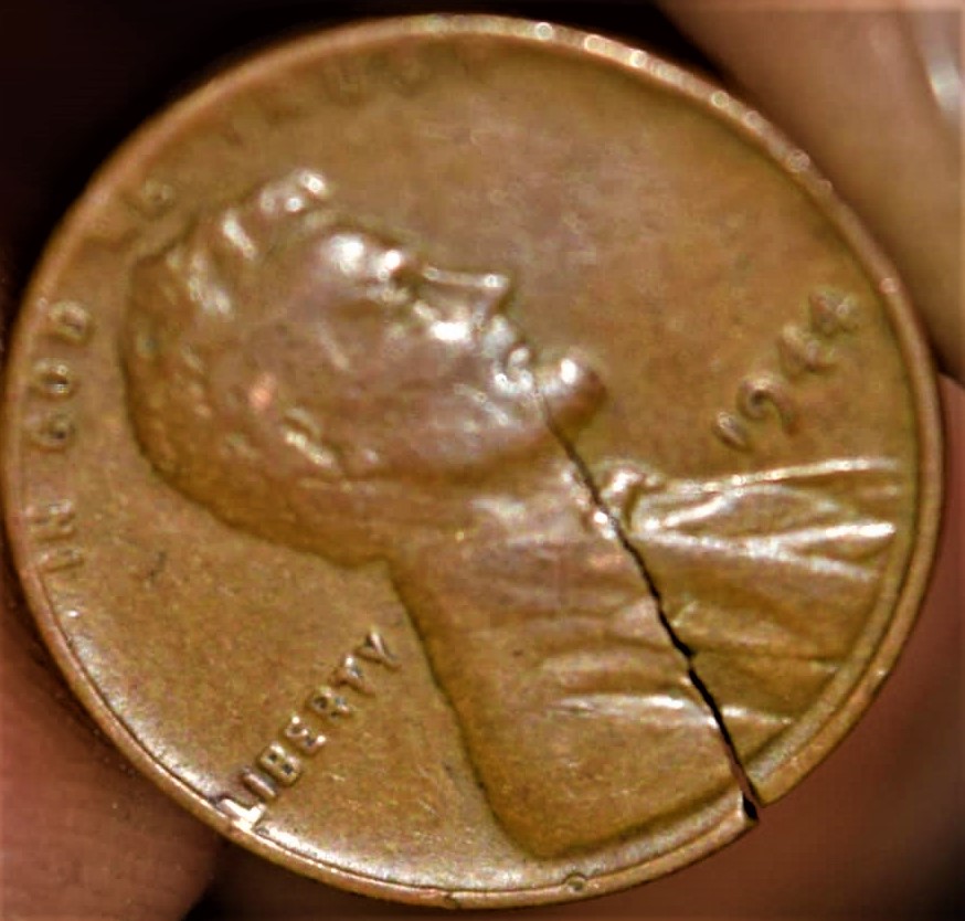 1944-Wheat-Cent.-A-Head-Scratching-Anomaly,-Open-To-Interpretation.