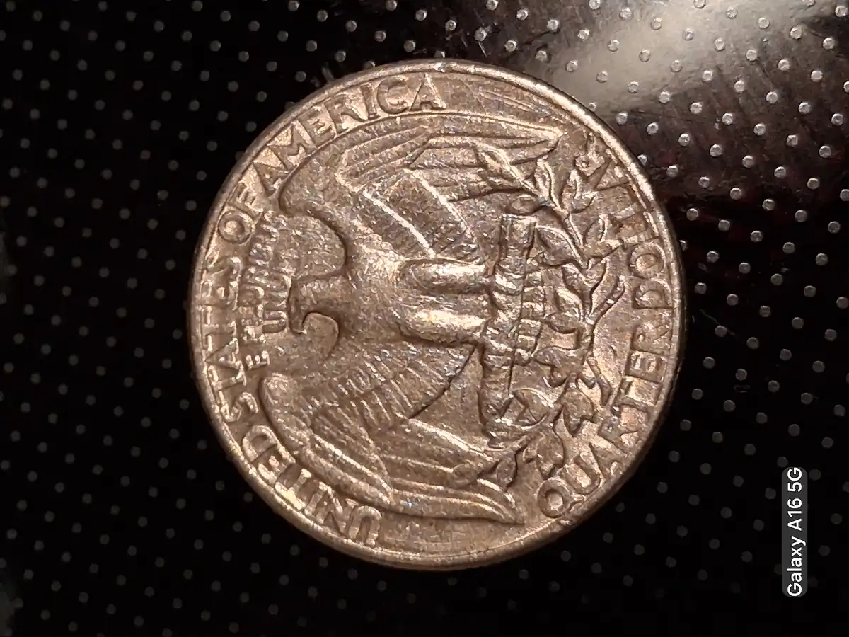 1985-D-US-Washington-Quarter-Error-Yellow-Substance-Fused-To-Metal-On-The-Obverse.
