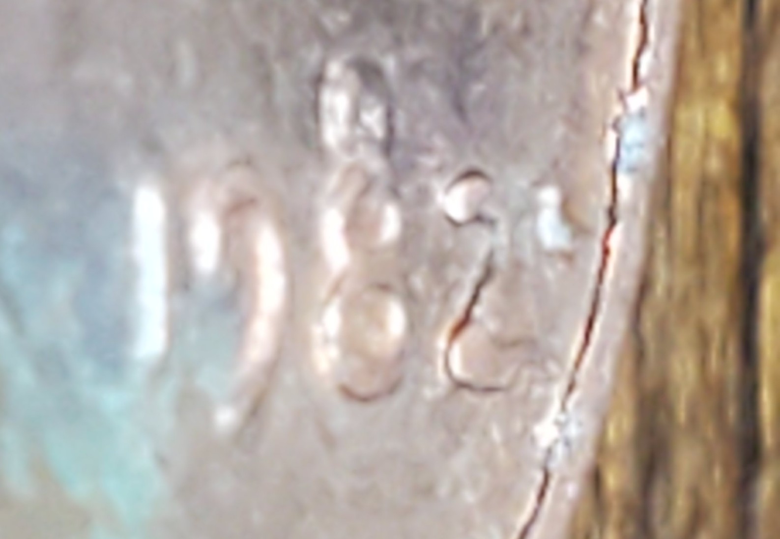 1982-P-Lincoln-Cent-Zinc-Large-Date-With-Die-Chip?-Doubling?-Inclusion?