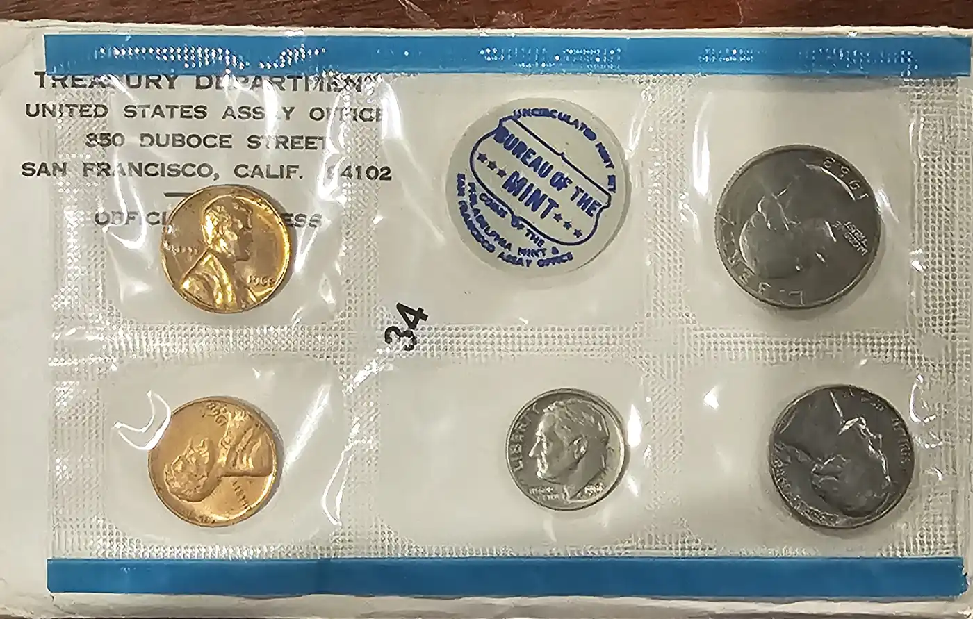 US-Mint-Pack-1968.-Missing-Half-Dollar-Has-Missing-S-Mintmarks.-Don't-Know-What's-Going-On