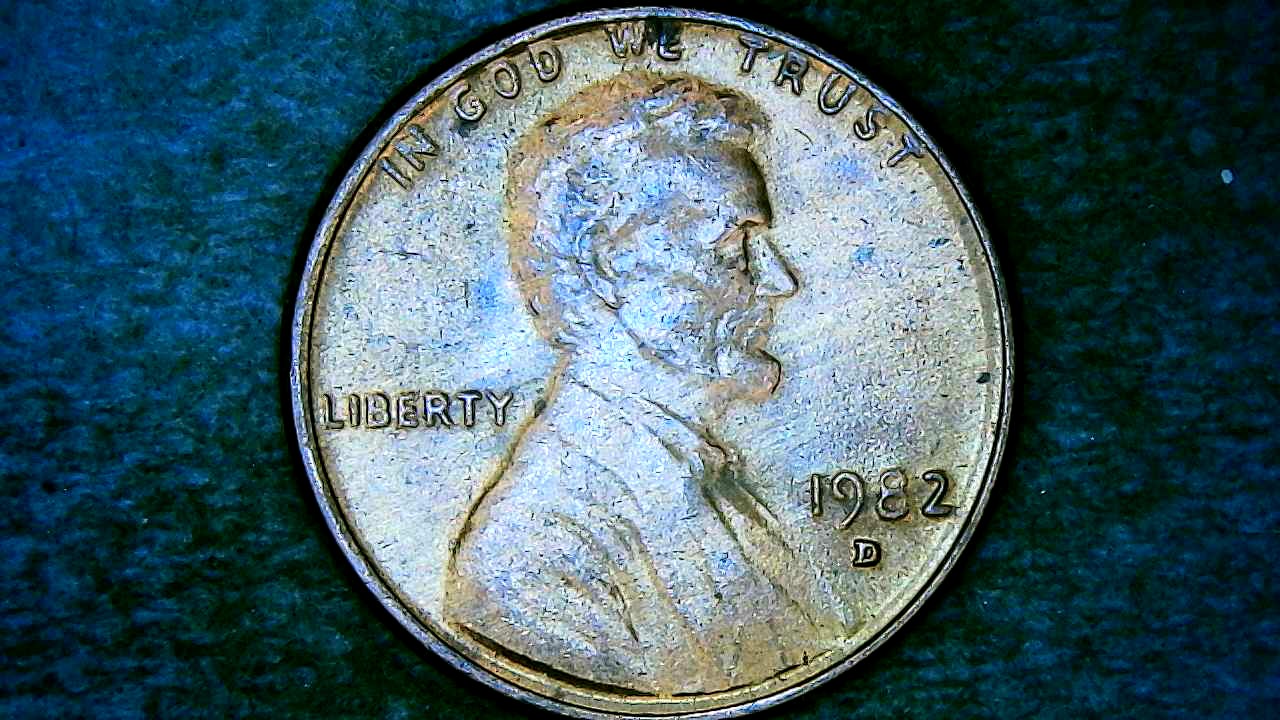 1982-D-Large-Date-Penny-What-Are-The-Lines-On-Both-Sides-Of-The-Cent-And-Why-Are-The-Letters-Stretch
