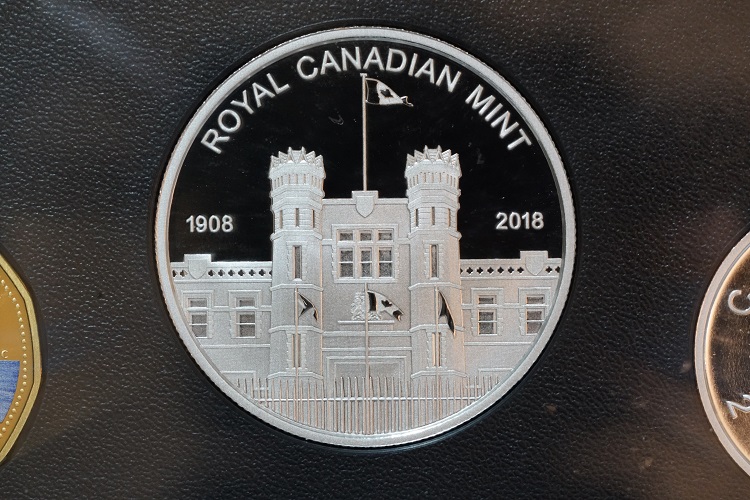 Camera-Lens-Reflection-For-Proof-Coins.