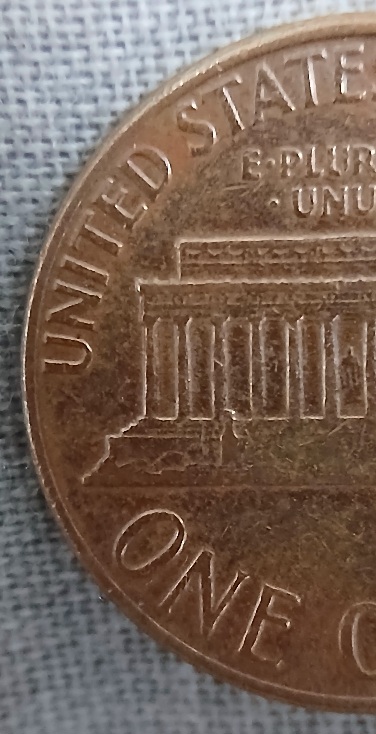 Lincoln-Memorial-1975-D-Coin-Seem-Blur-On-Obverse.