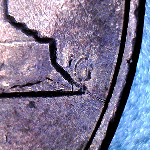 1983-P-Lincoln,-A-Crack-On-Each-Corner-Of-The-Memorial