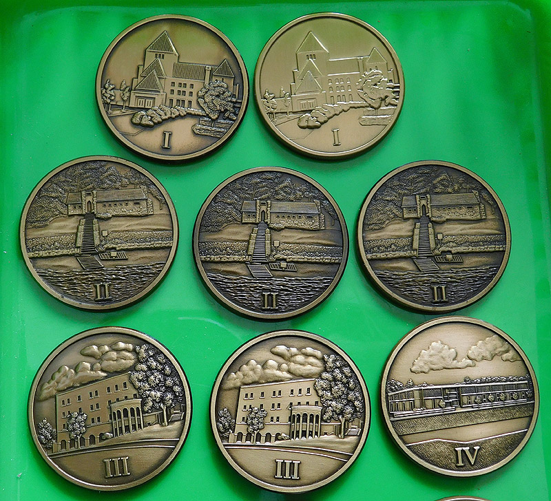 Need-Help-Identifying-Medals/Medallions-With-Buildings-And-Roman-Numerals