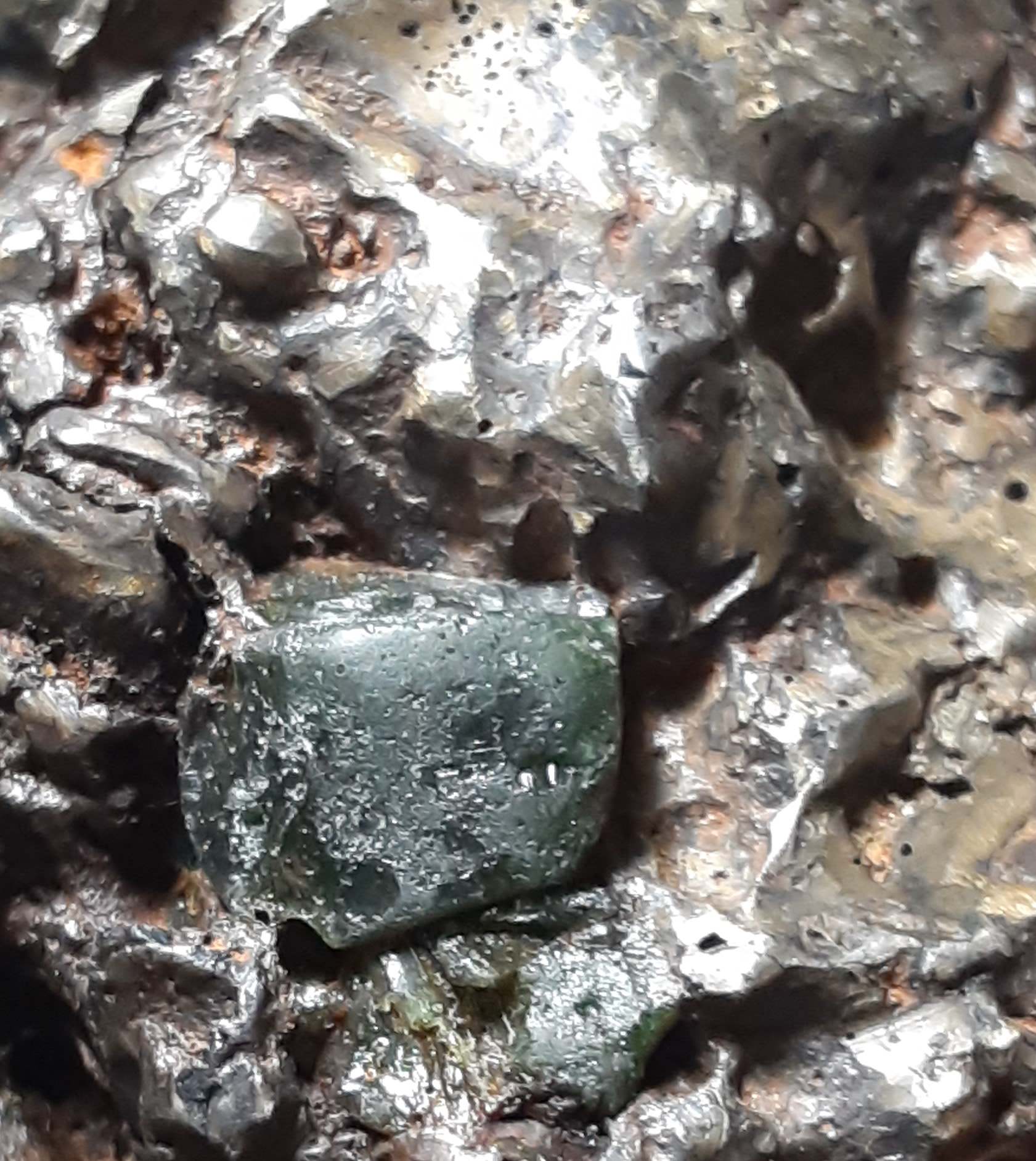 Pieces-Of-Iron-With-Cristal-Rocks-Melted-Them-Together
