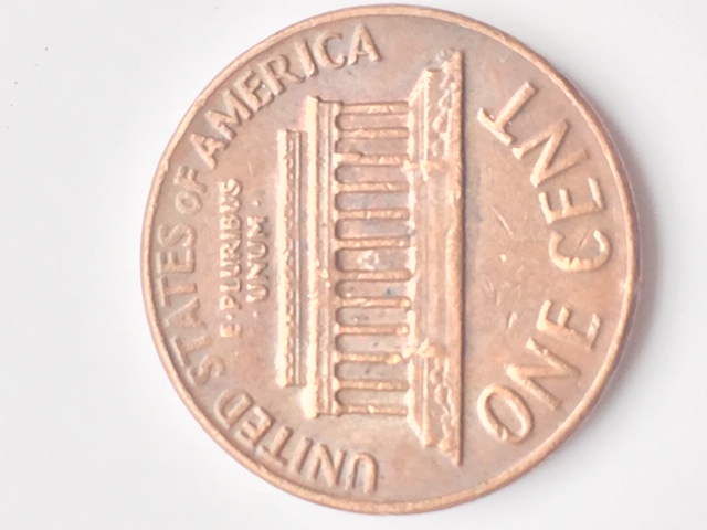 1970-D-Lincoln-Memorial-Cent,-Extra-Material-On-Column