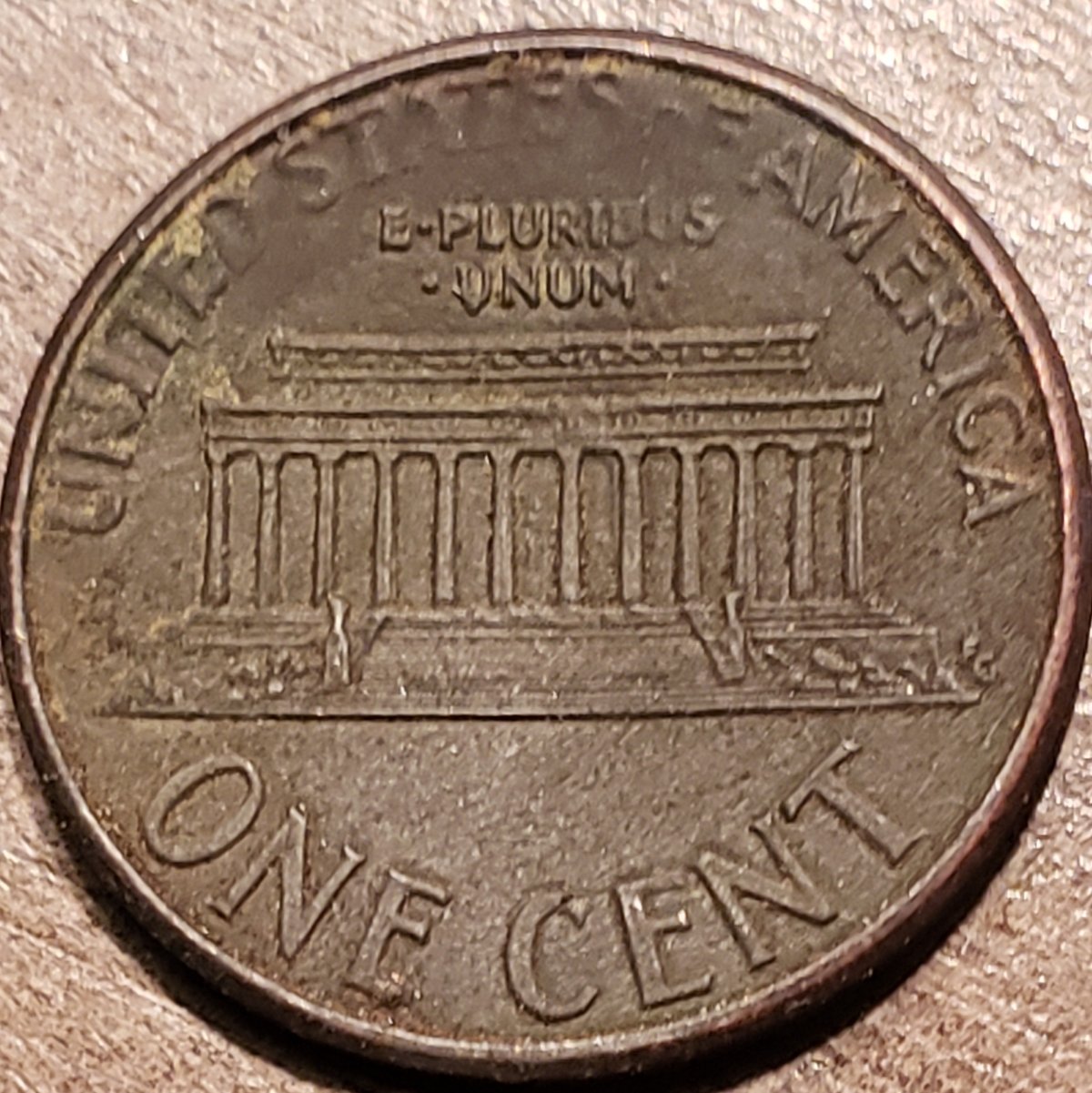 Found-2-Lincoln-Pennies-A-1997-And-1985-Larger-Than-Normal-Penny