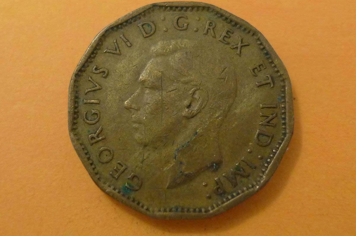 1943-Canada-,5-Cents--Tombac,-Lamination-Error.