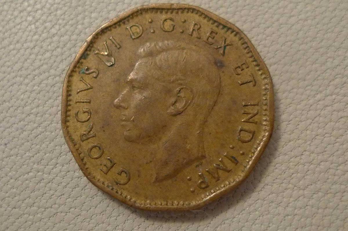 1943-Canada-,5-Cents--Tombac,-Lamination-Error.