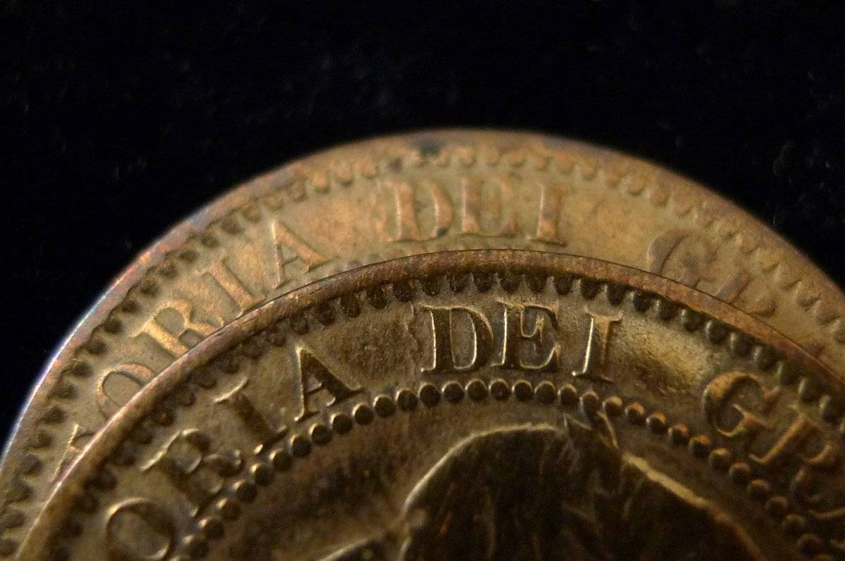 Post-A-Coin-Or-Medal-With-A-Die-Crack!