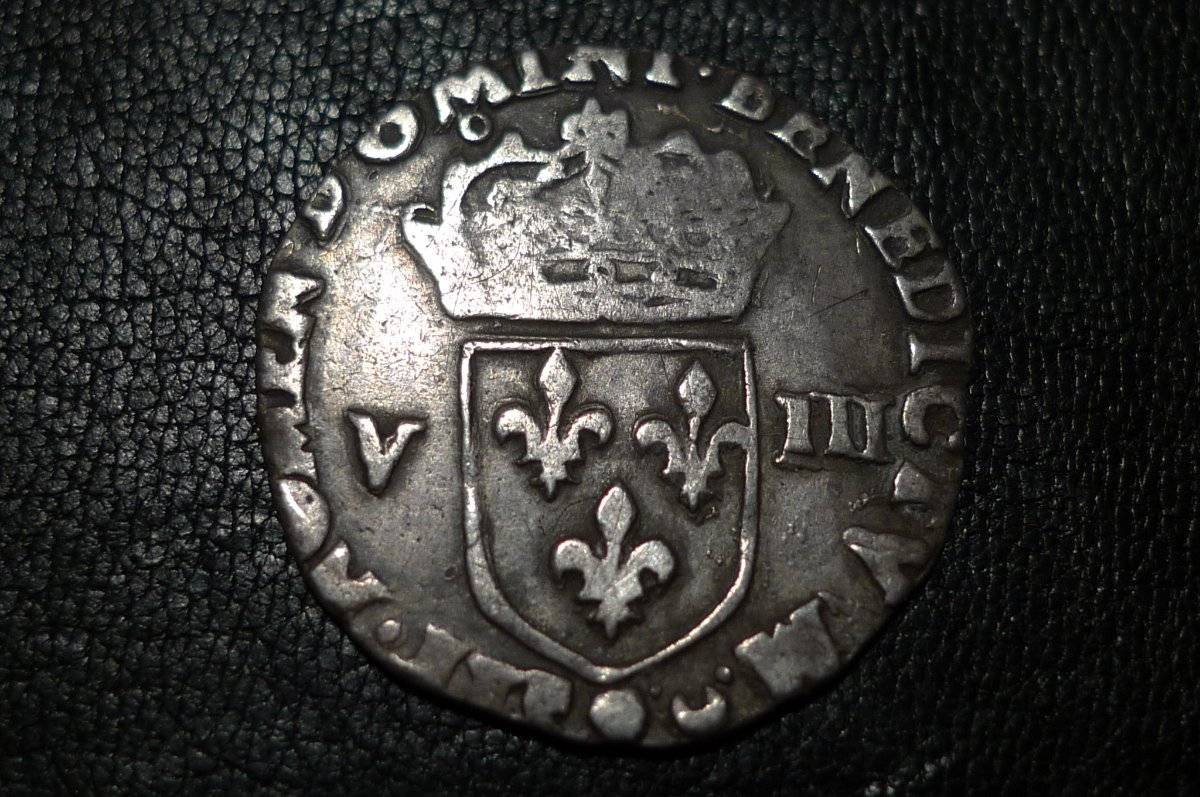 Post-Your-Coins-With-Coats-Of-Arms,-Shields,-Crests,-Crowns,--Etc.