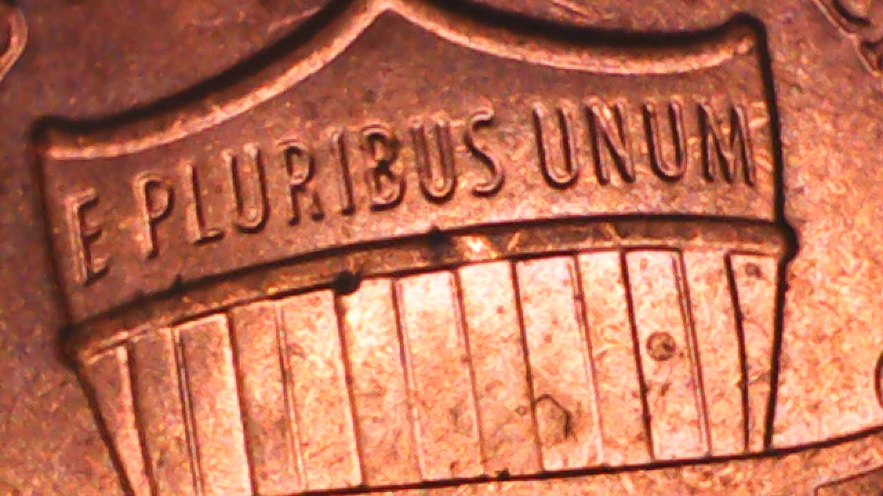 2020-Penny,-Looks-Like-Lettering-Or-Triangles-On-The-Rim-Of-The-Shield