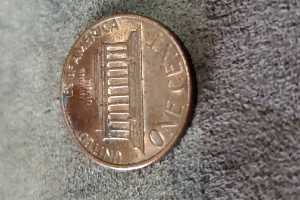 HI-I-Need-Help-With-A-1982-Small-Date-Penny-Possible-Floating-Mint-Mark