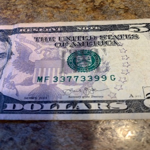 2013-5-Dollar-Bill-With-Serial-Number-That-Has-Repeating-Numbers
