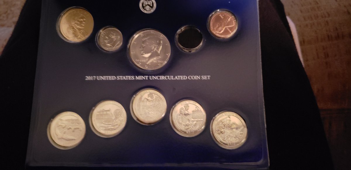 2017-Mint-Set-With-Stacked-Coins