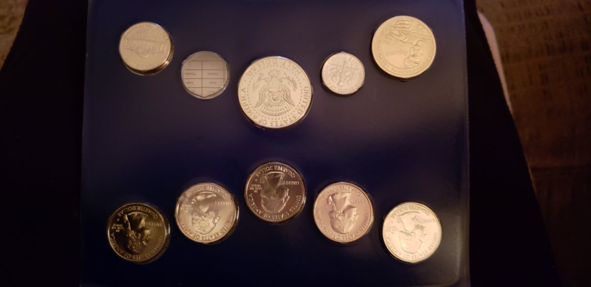 2017-Mint-Set-With-Stacked-Coins
