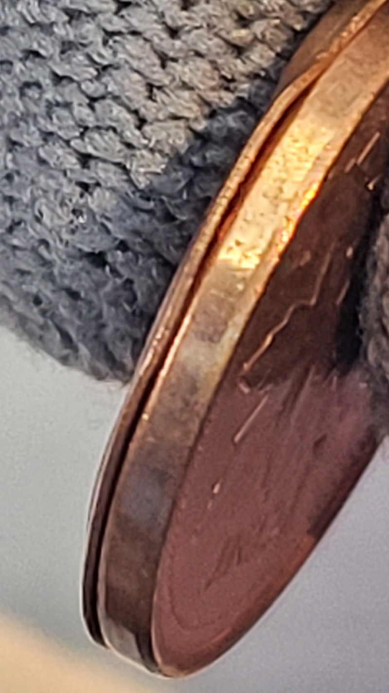 Weird-Coin,-Queen-Side-Only,--No-Date--Cladding?-Fake-Coin?