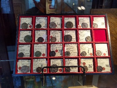 Pictures-Of-A-Storefront-In-Rome-That-Sells.ancients