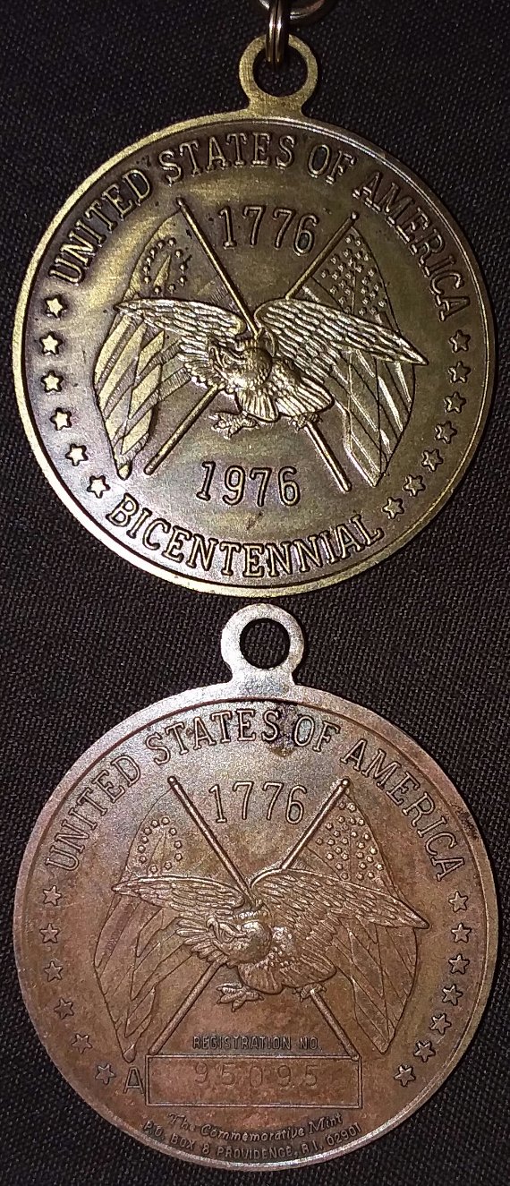 Bicentennial-Commemorative-Medallion/Coin.-I-Must-Be-Doing-Something-Wrong!