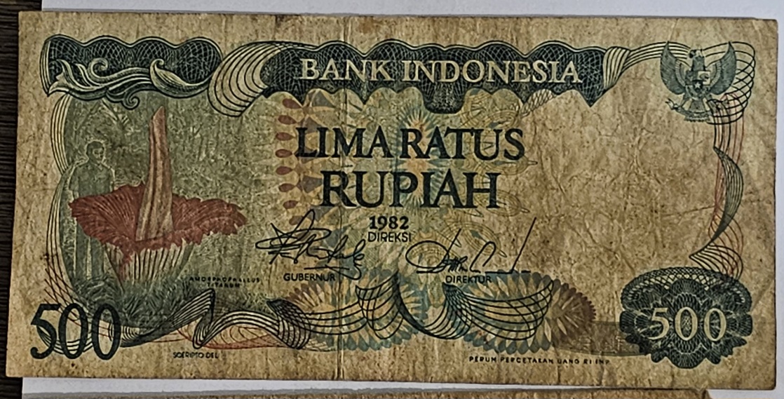 I-Have-Many-Paper-Notes-From-Many-Countries