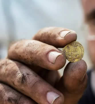 Hundreds-Of-1,100-Year-Old-Solid-Gold-Coins-Found-In-Central-Israel