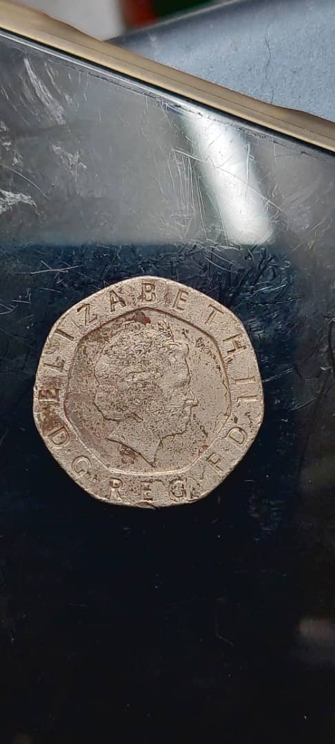 Is-These-Errors-Normal-On-A-20-P-2000-Great-Britain---Tudor-Rose-Coin?