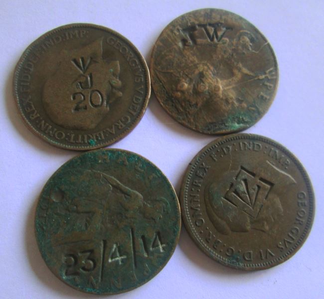Unidentified-British-Half-Penny-Tokens-Broad-Arrow-J20,-Jw,-23/4/14