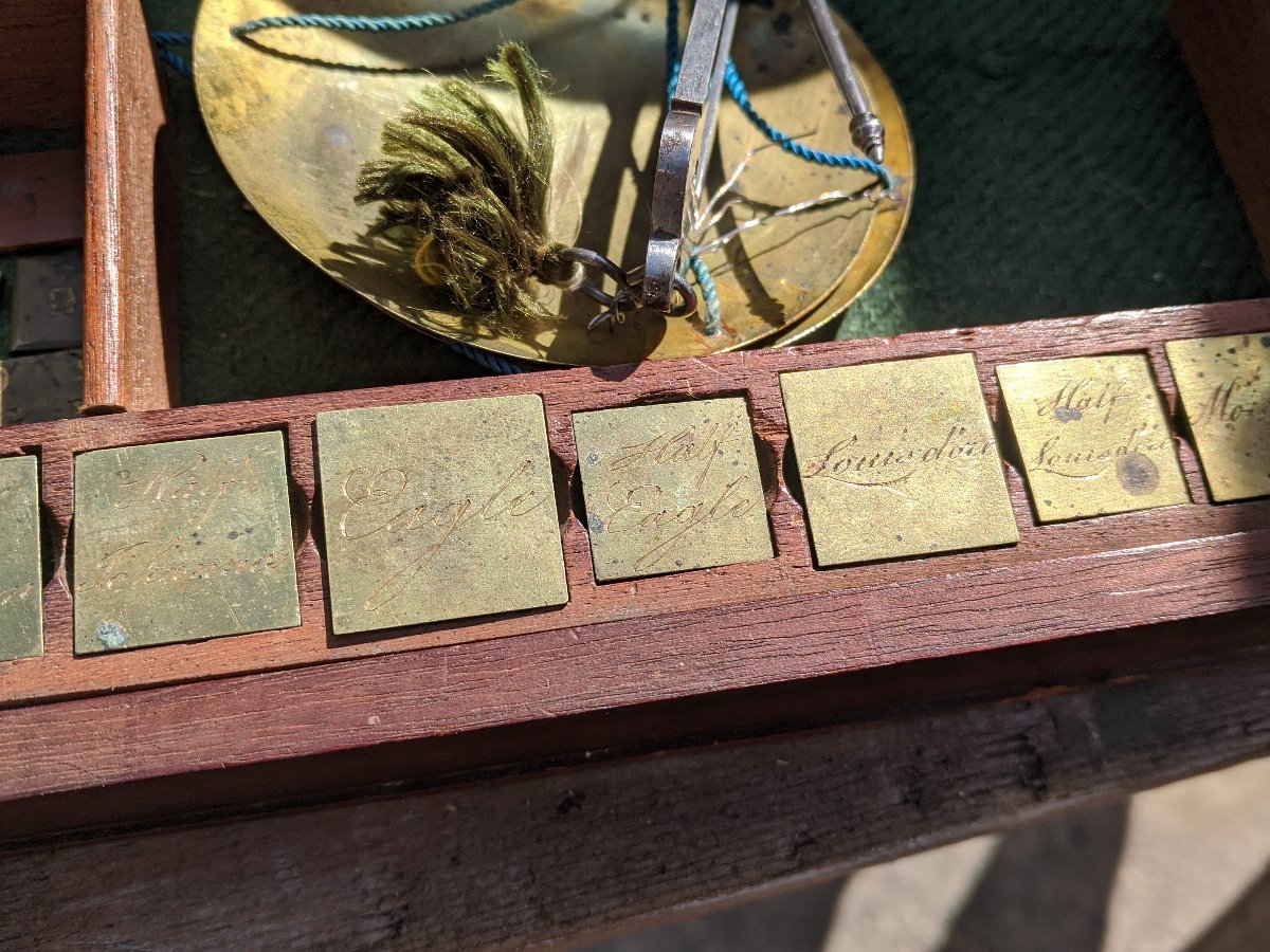 Old-Banker's-Scale-With-Weights-For-Doubloon-And-Other-Denominations
