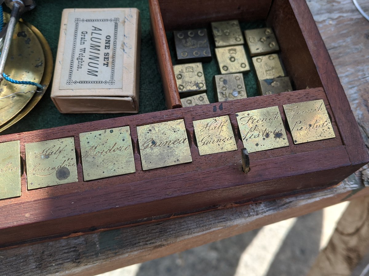 Old-Banker's-Scale-With-Weights-For-Doubloon-And-Other-Denominations