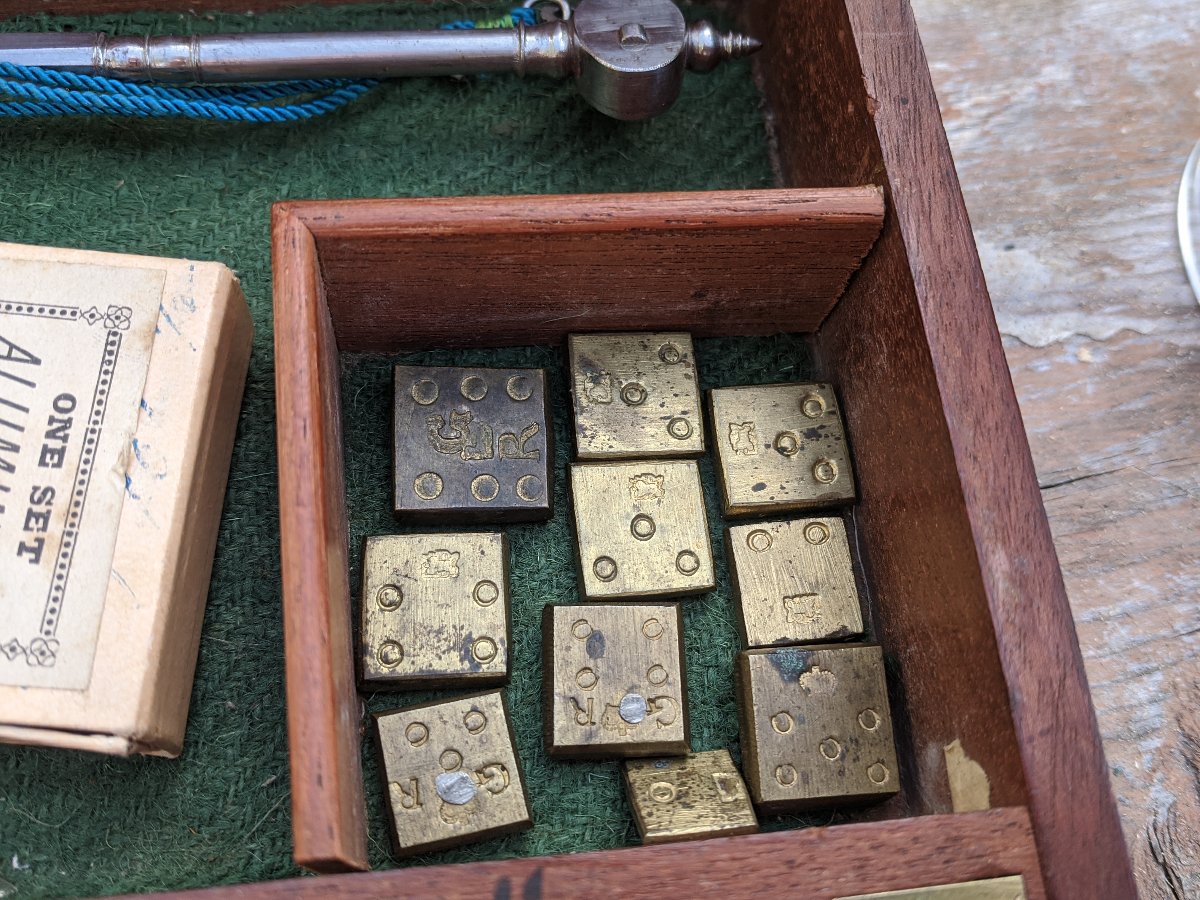 Old-Banker's-Scale-With-Weights-For-Doubloon-And-Other-Denominations