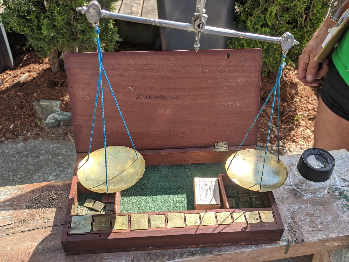 Old-Banker's-Scale-With-Weights-For-Doubloon-And-Other-Denominations