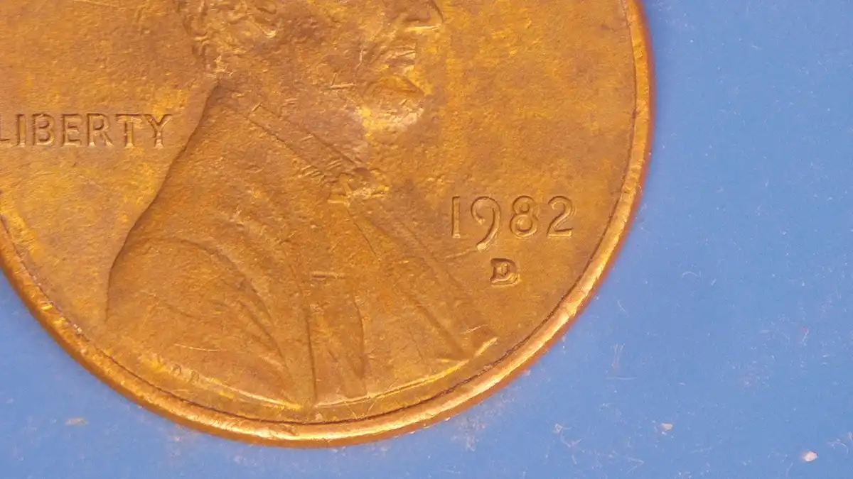 1982-D-Penny-Small-Date-Is-This-Extra-Thickness-On-Date?
