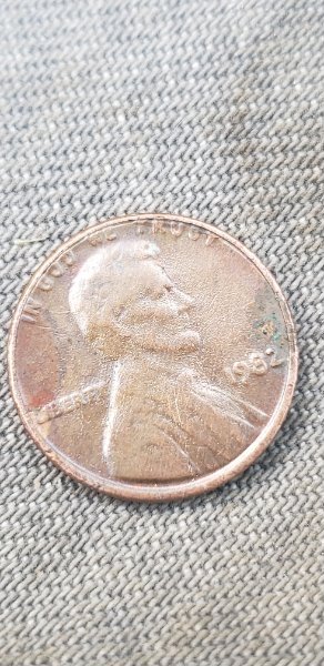 1982-Obverse-Seems-To-Have-Anomaly,-Error?