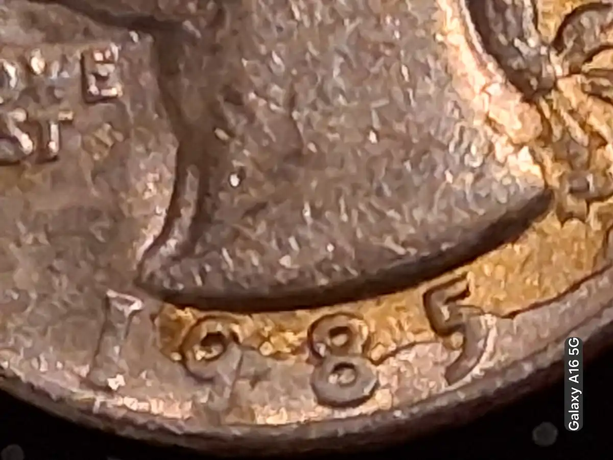 1985-D-US-Washington-Quarter-Error-Yellow-Substance-Fused-To-Metal-On-The-Obverse.