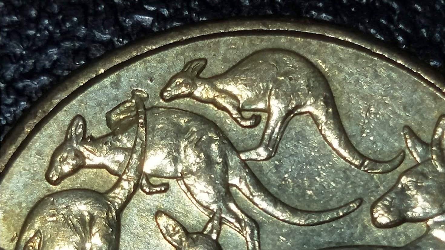 Australia-2016-$1-Mob-Of-Roos-With-Sunken-Kangaroo's-Head.-Or-PMD?---Expert-Opinion-Appreciated