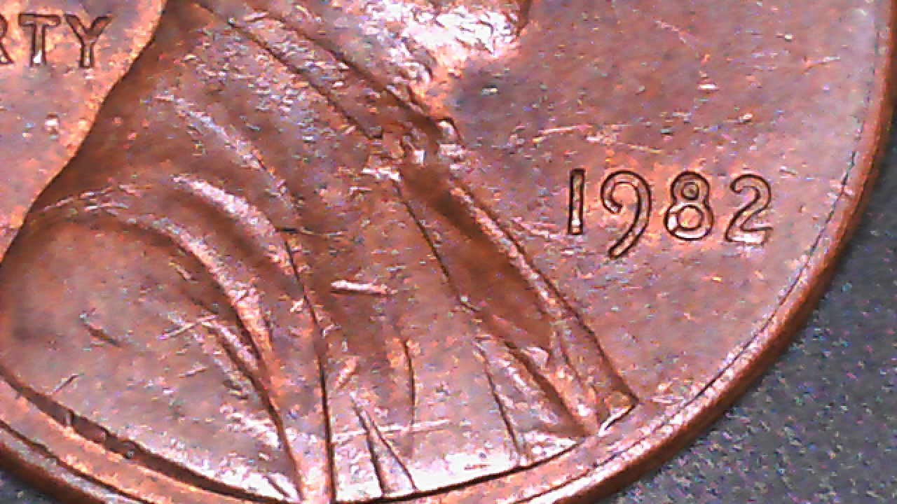 1982-No-Mint-Small-Date-2.5g-Zinc-Penny-With-Possible-Strike-Through