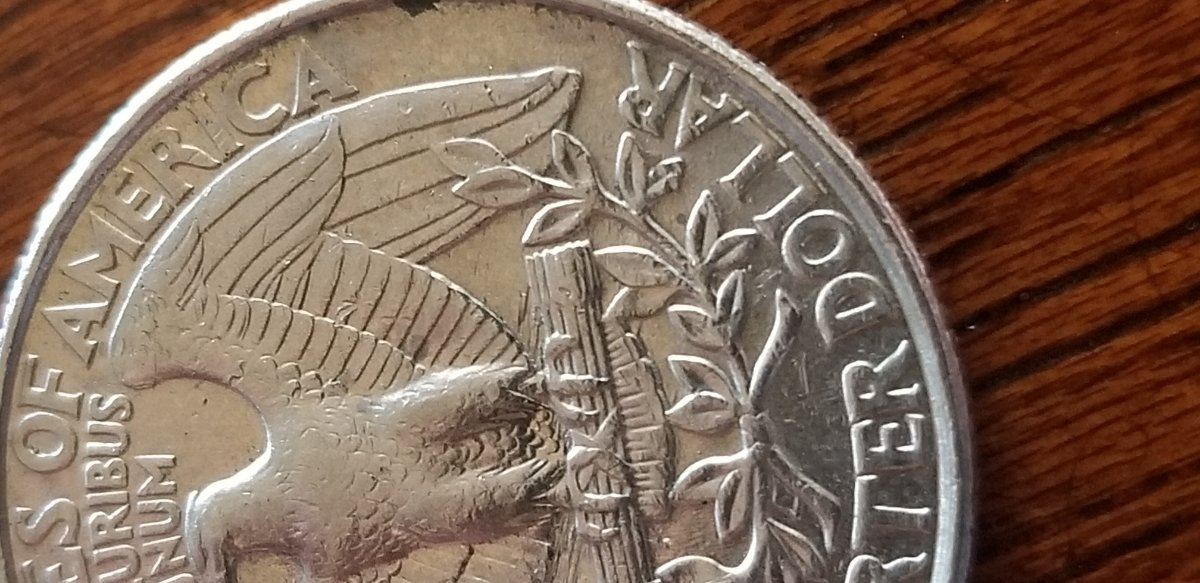 1998-P-Quarter-Reverse-Looks-To-Have-A-Something-Under-The-Eagle